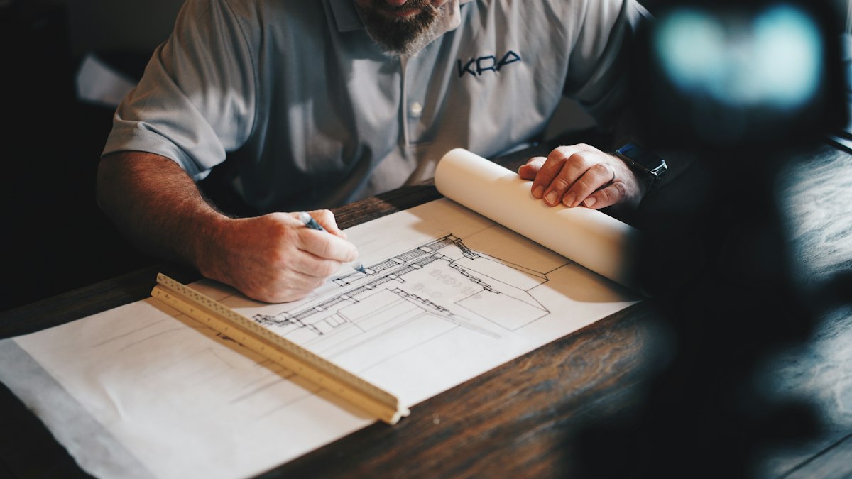Diskusi teknis tim engineer merancang detail engineering design dan denah gedung
